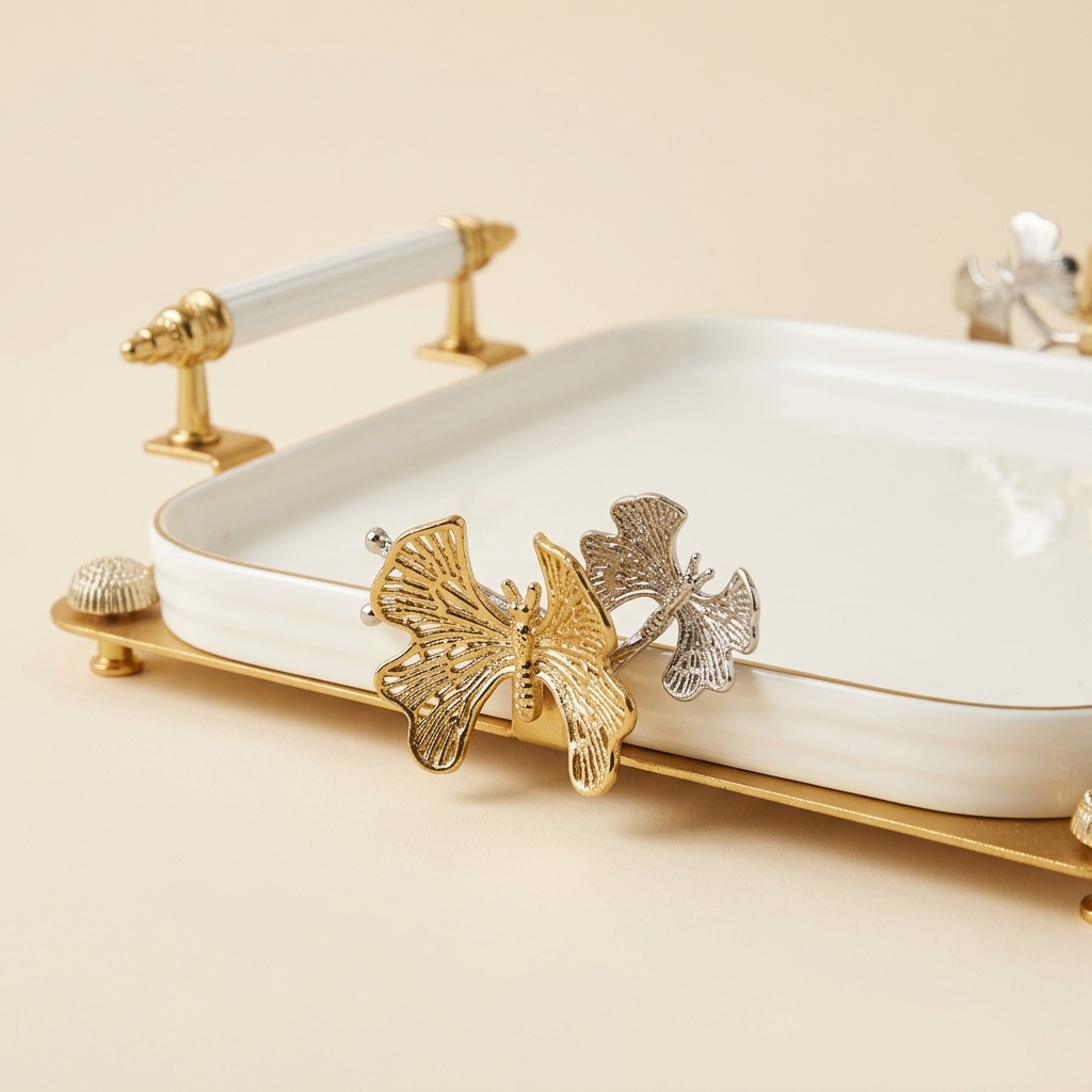 Plateau de Service en Porcelaine avec Support Doré et Motifs Papillons