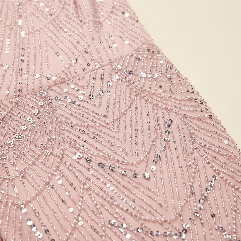 Robe de soirée longue rose poudré ornée de sequins