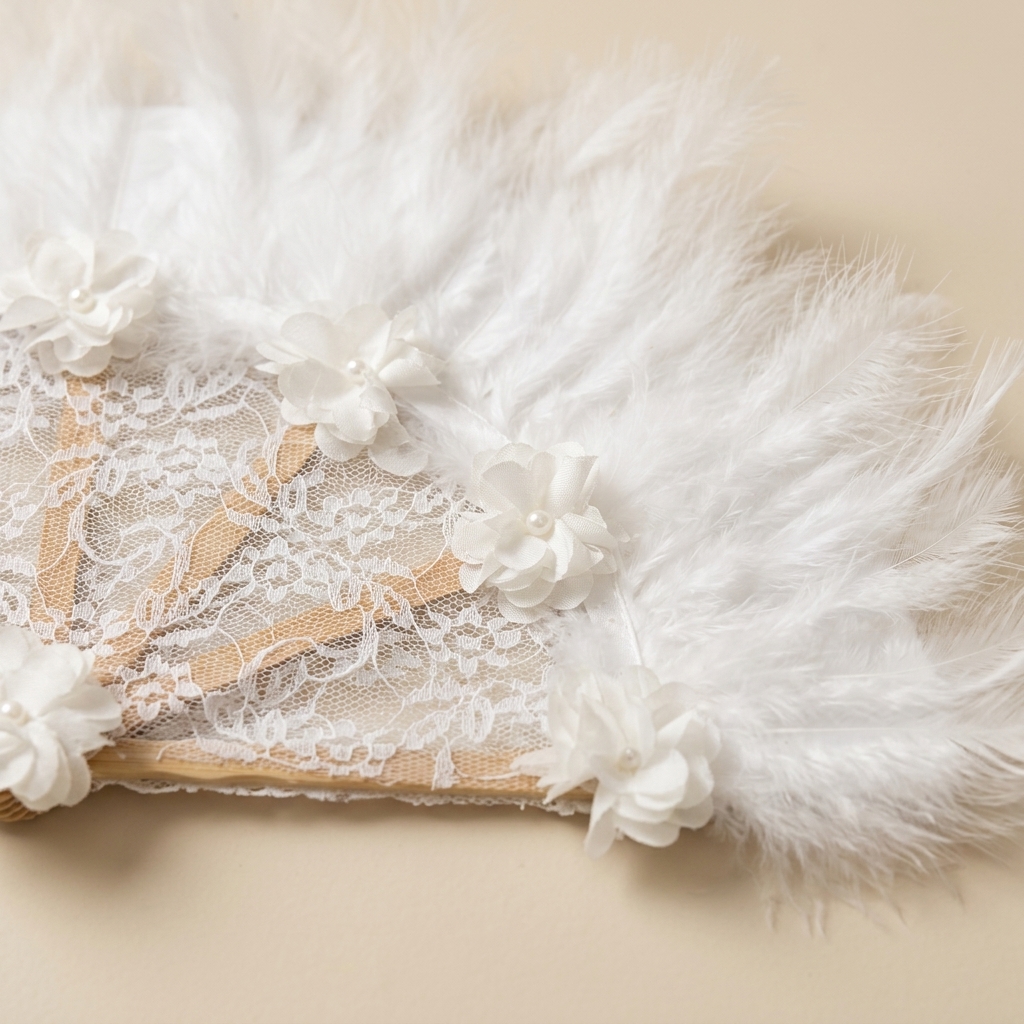 Éventail de Mariée en Dentelle et Plumes Blanches