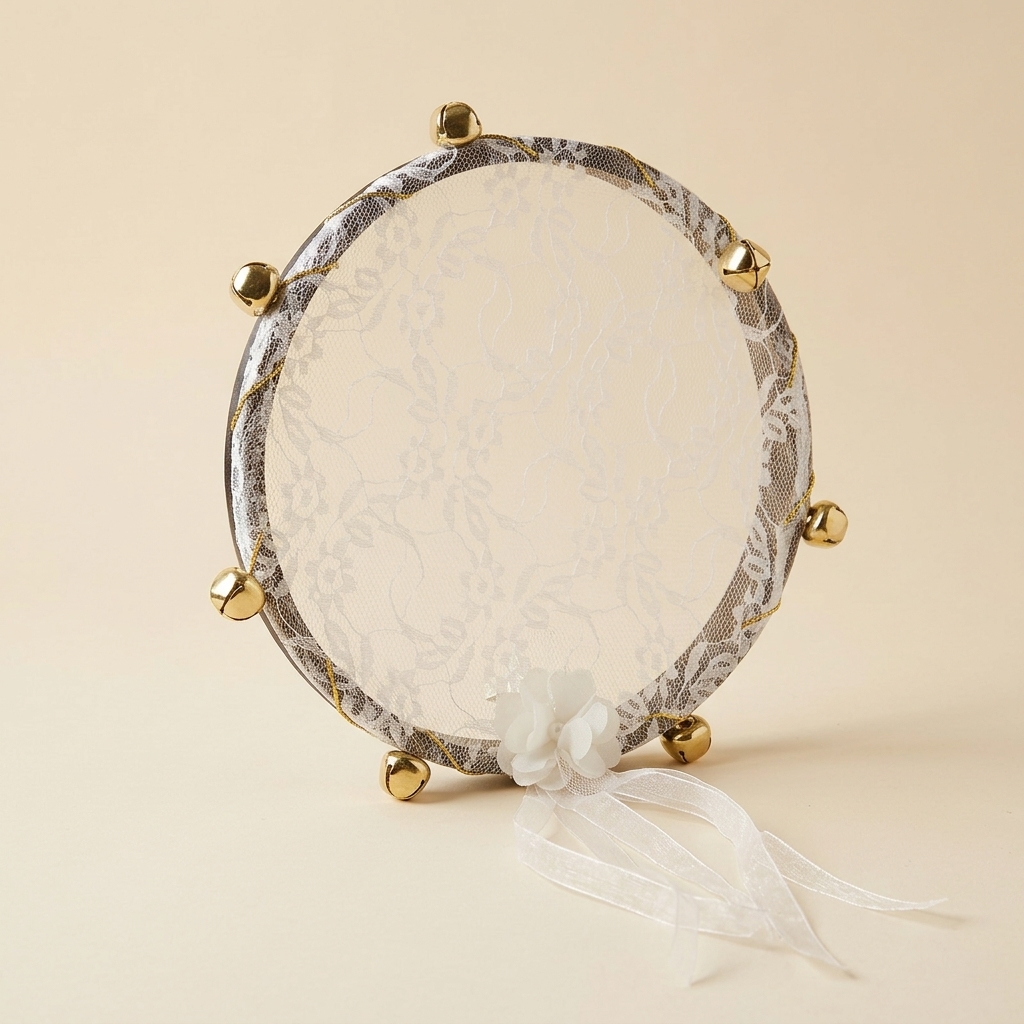 Tambourin de Mariée Décoratif en Dentelle Blanche et Grelots Dorés