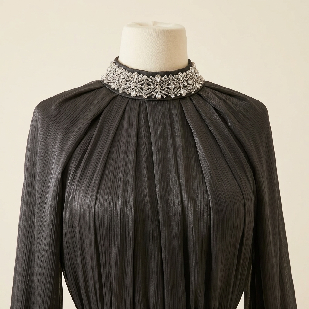 Robe de Soirée Longue Plissée Noire à Col Bijou